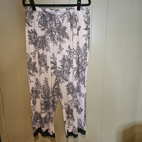 Avenue Black and Cream Floral Lace Chemise - Picture 2 of 4